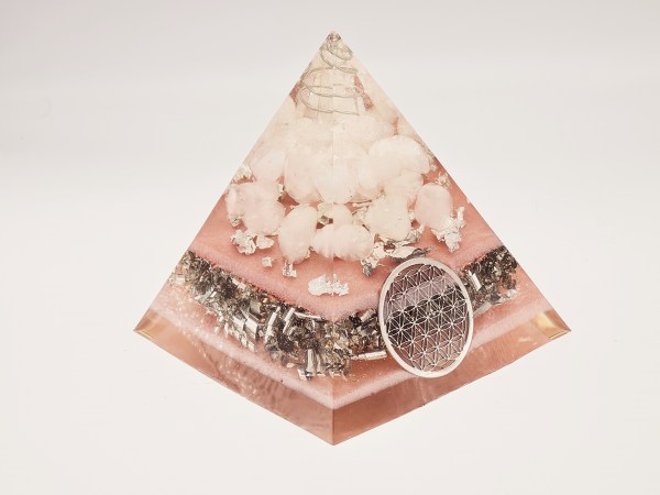 Orgonite pyramide quartz rose et fleur de vie argentée